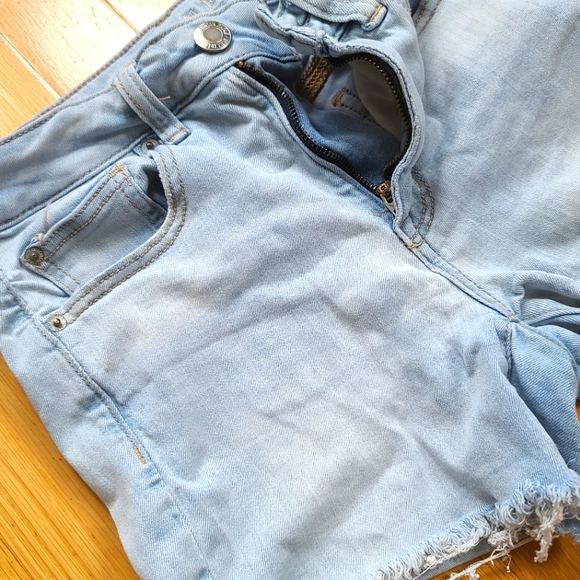 American Eagle Light Wash Shorts - Picture 5 of 6